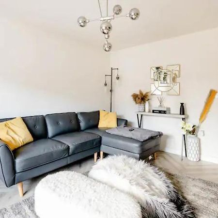 Stunning Private Room In A Home - Bathroom & Parking! 索尔福德 外观 照片