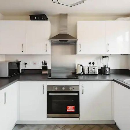 Stunning Private Room In A Home - Bathroom & Parking! 索尔福德 外观 照片