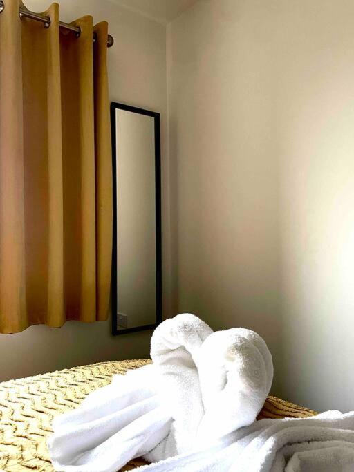 Stunning Private Room In A Home - Bathroom & Parking! 索尔福德 外观 照片