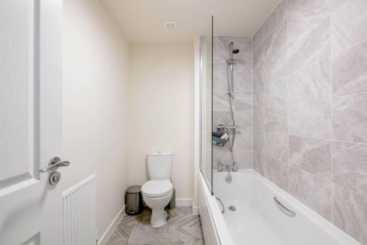 Stunning Private Room In A Home - Bathroom & Parking! 索尔福德 外观 照片