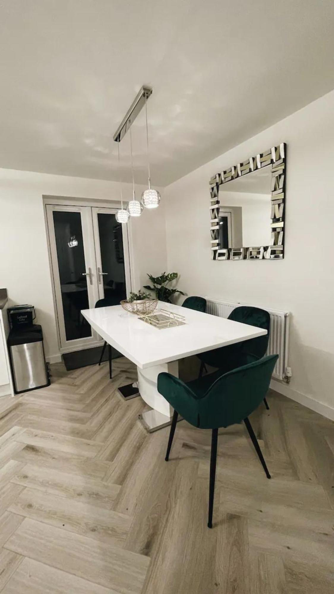 Stunning Private Room In A Home - Bathroom & Parking! 索尔福德 外观 照片