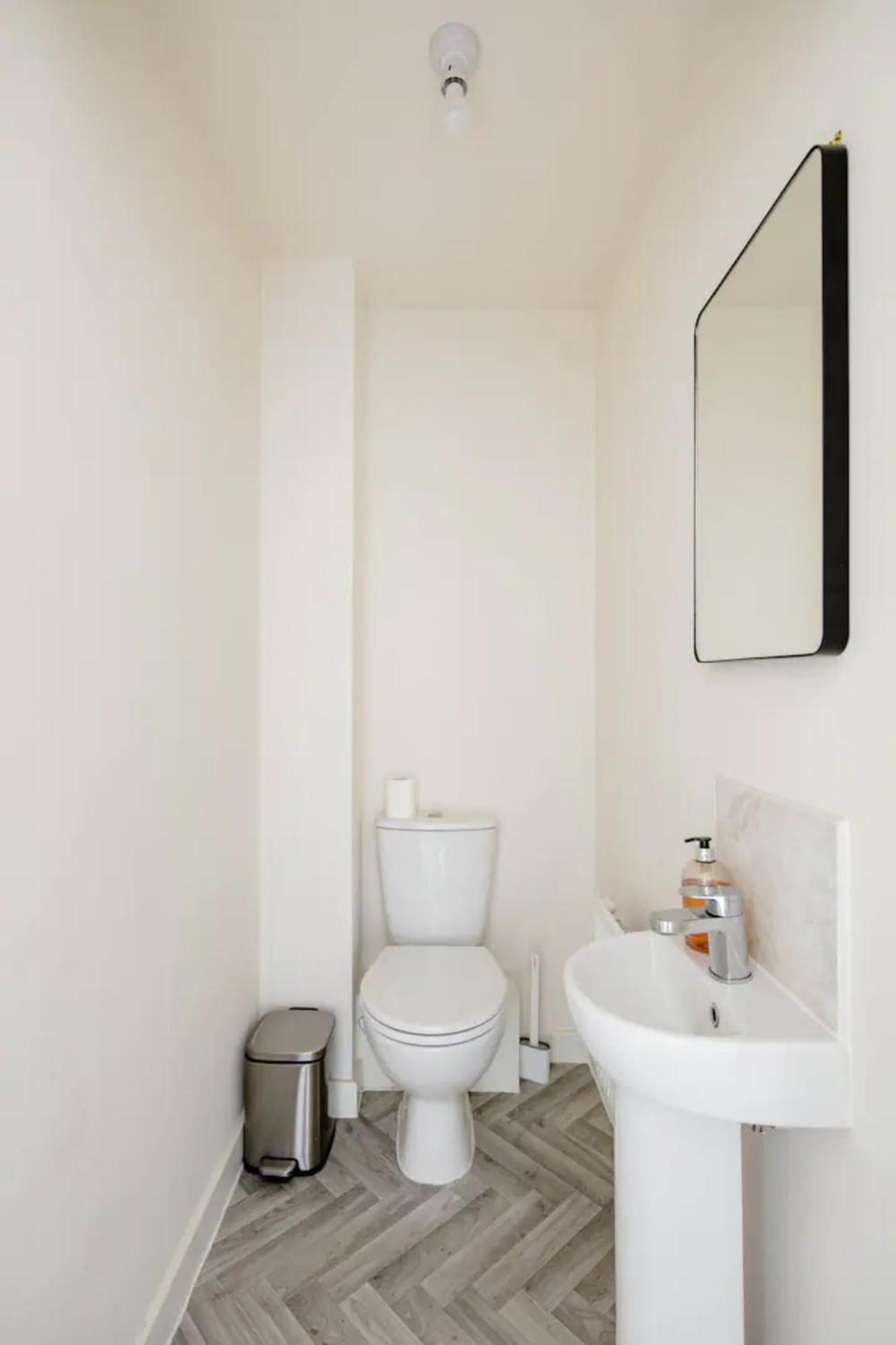 Stunning Private Room In A Home - Bathroom & Parking! 索尔福德 外观 照片