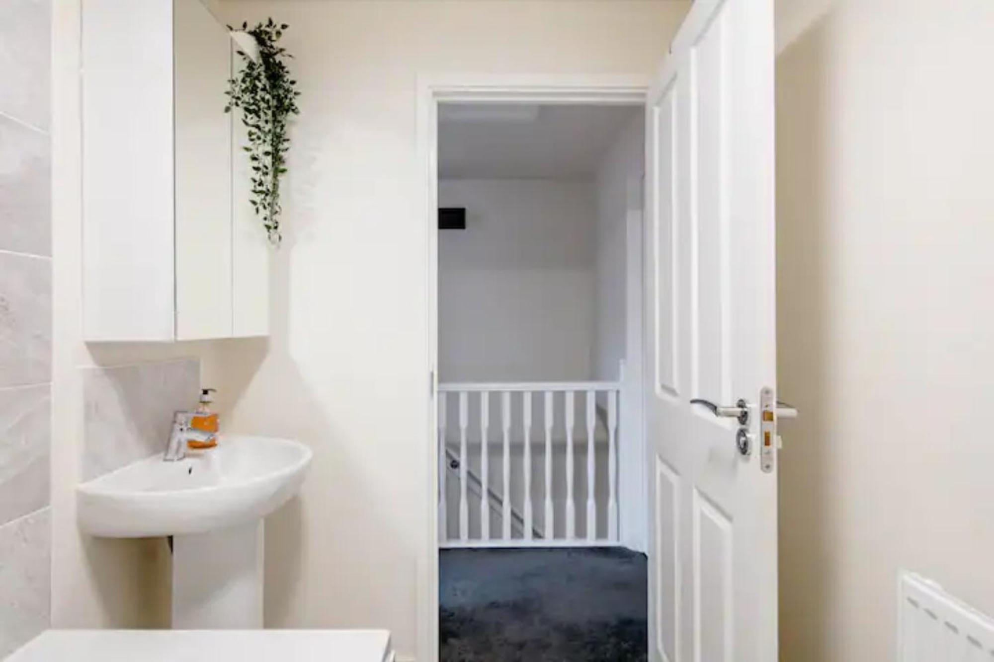 Stunning Private Room In A Home - Bathroom & Parking! 索尔福德 外观 照片