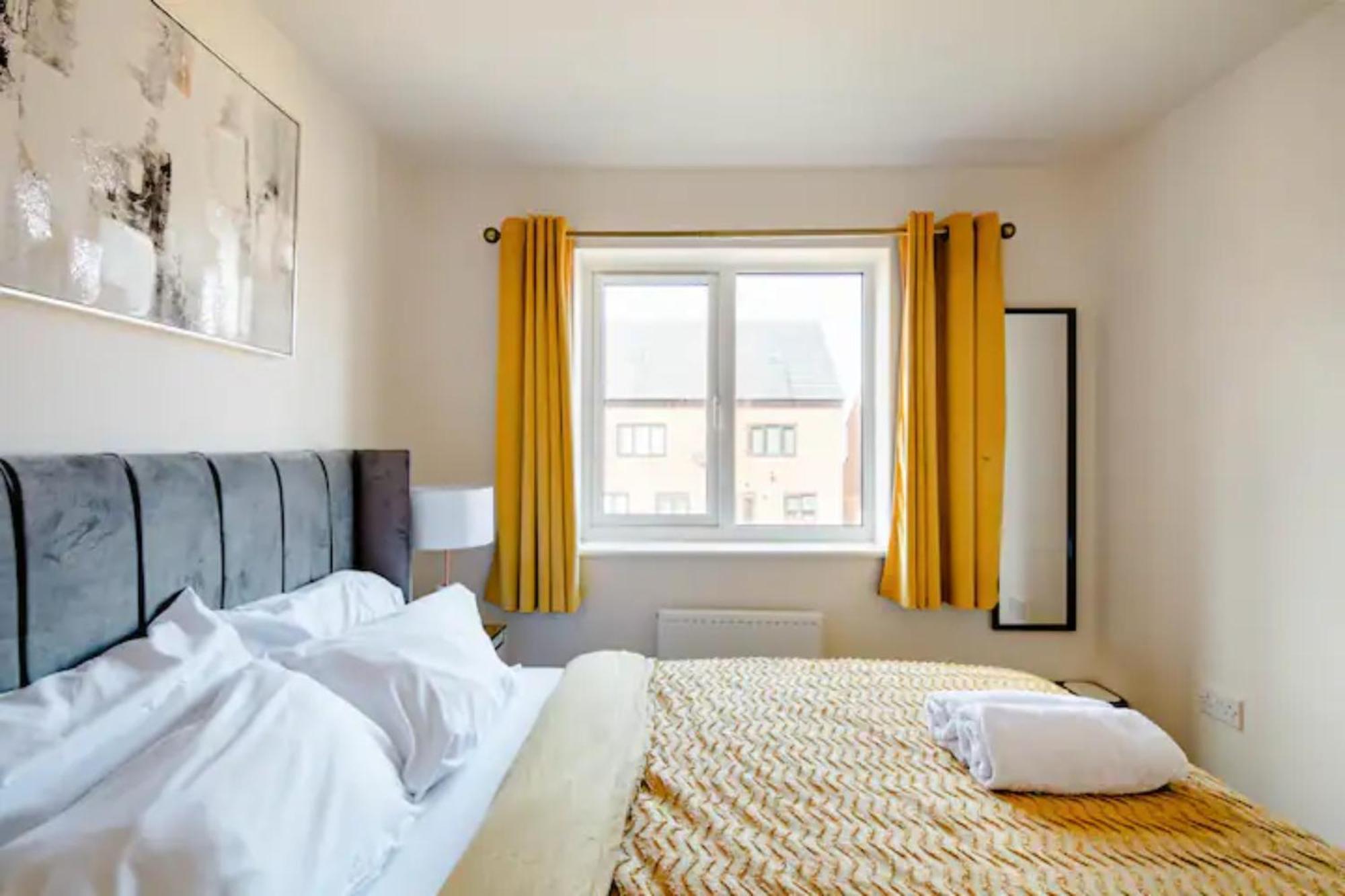 Stunning Private Room In A Home - Bathroom & Parking! 索尔福德 外观 照片
