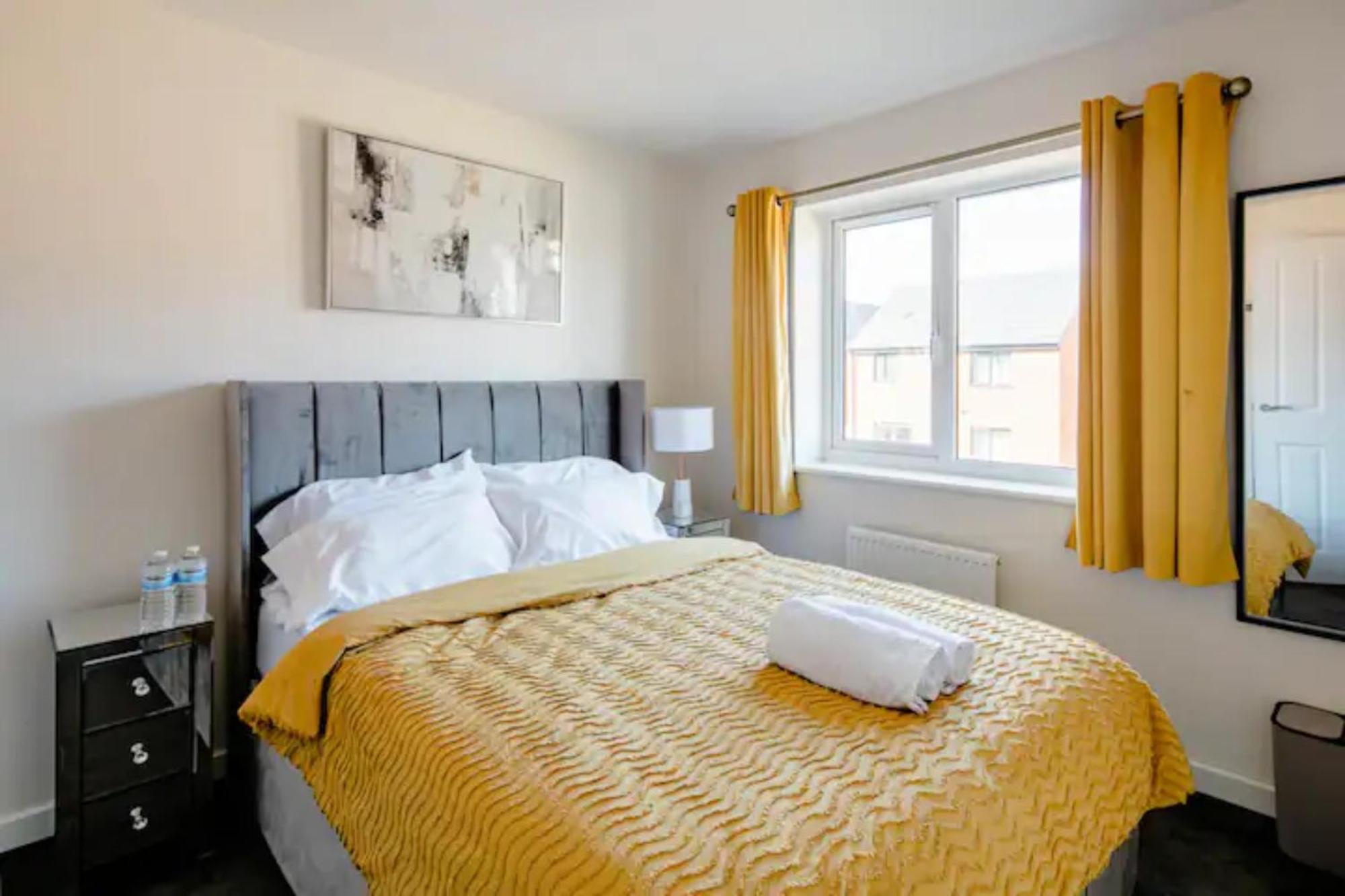 Stunning Private Room In A Home - Bathroom & Parking! 索尔福德 外观 照片